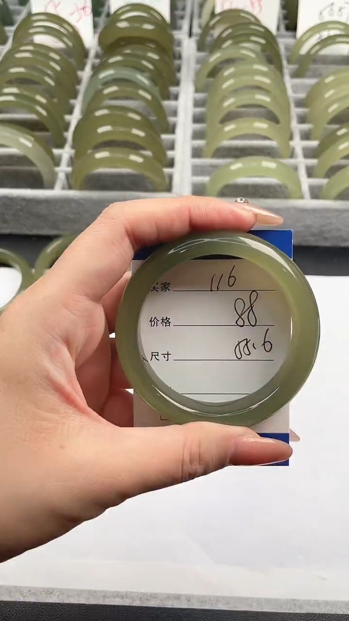 未镶嵌手镯石英质玉湖水绿