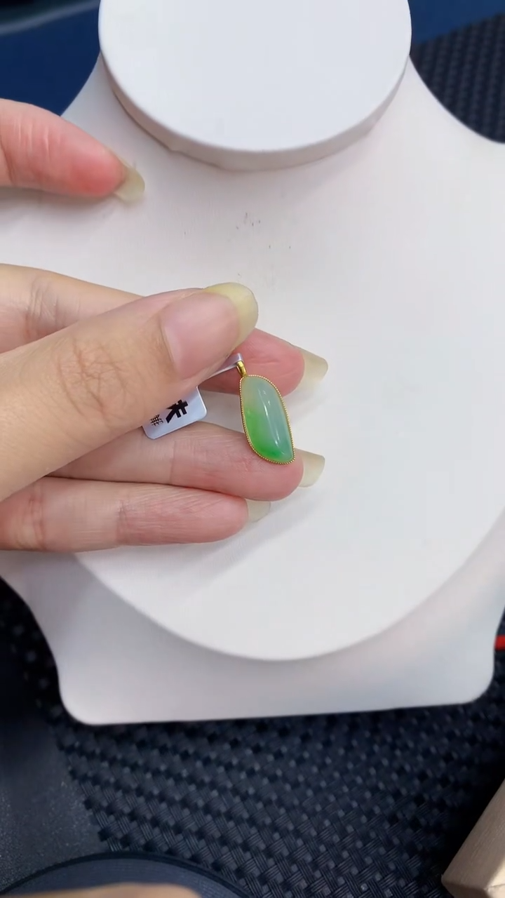 【闪购商品】翡翠颈饰18K金镶嵌            8