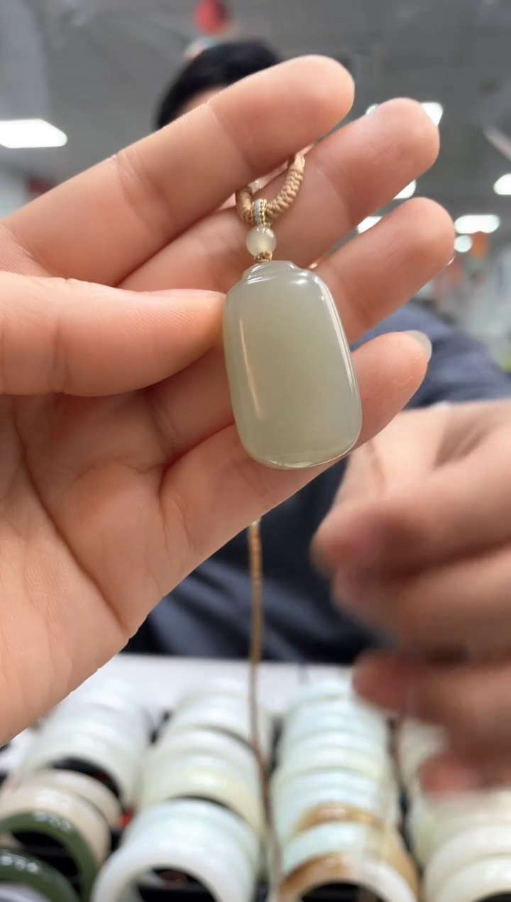 颈饰未镶嵌和田玉葡萄肉无事牌吊坠随机发一件