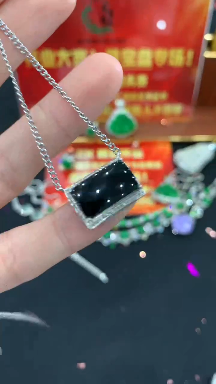 套链18K金镶嵌翡翠开业不退换