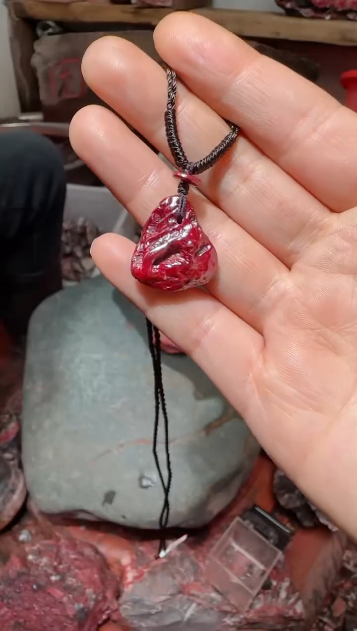 天然辰砂狗头砂吊坠45