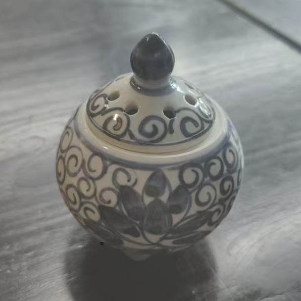 FL古陶瓷青花缠枝莲三足鼎香炉