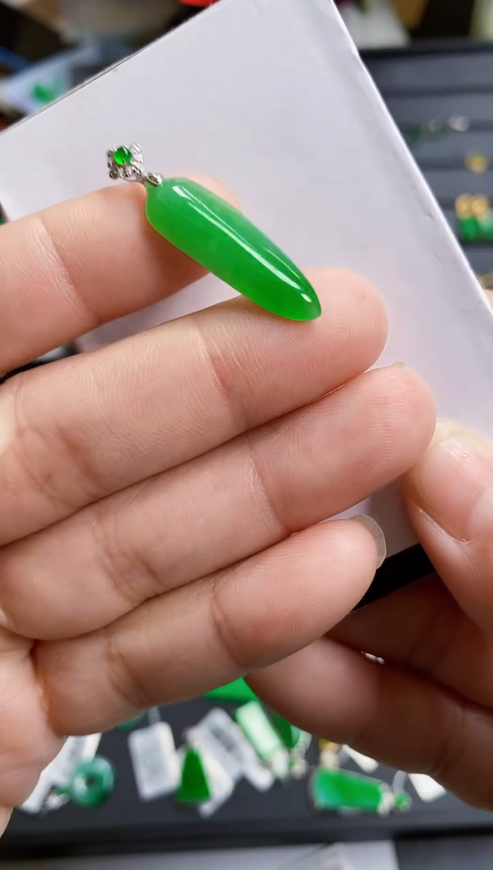 【闪购商品】翡翠颈饰18K金镶嵌瓜