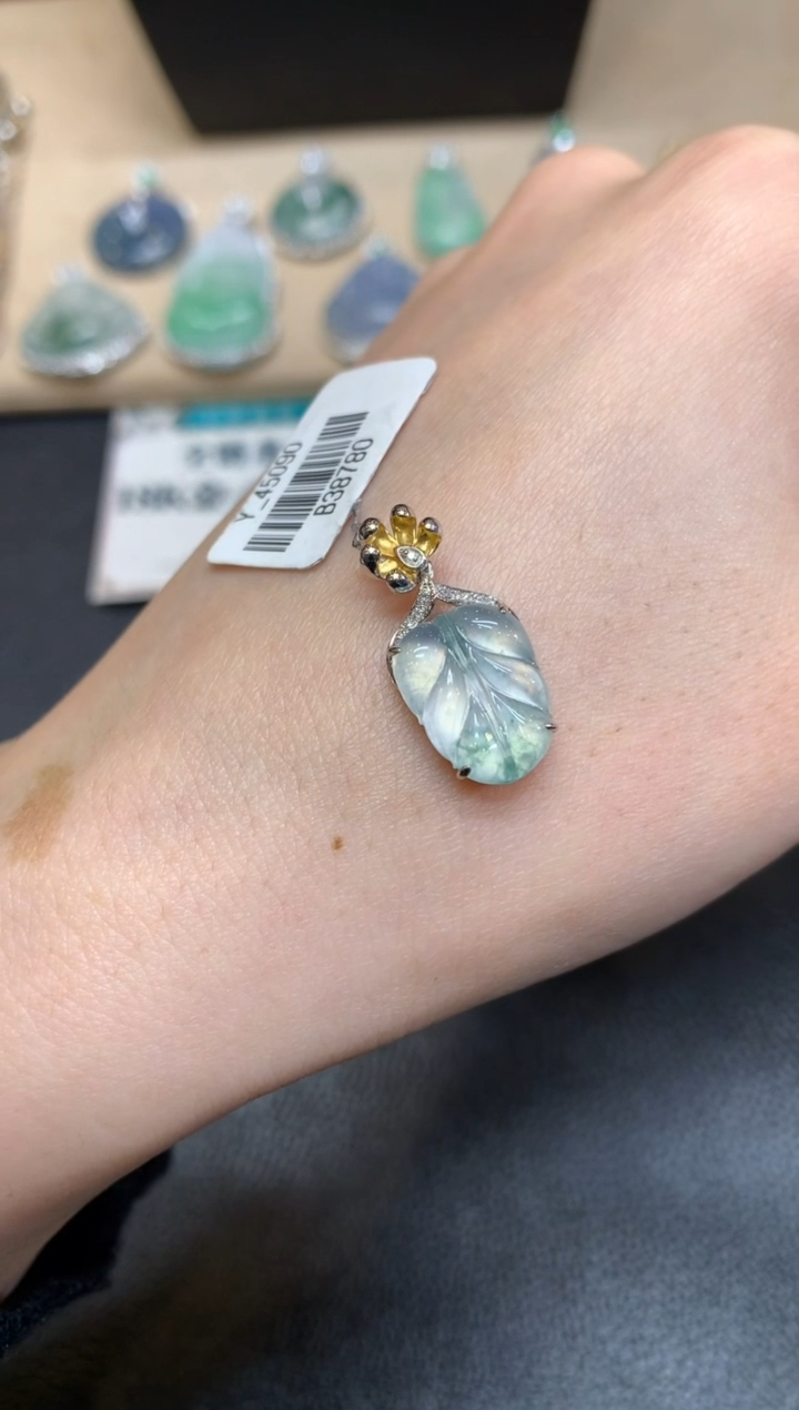 【闪购商品】翡翠颈饰18K金镶嵌叶子【无服务费】