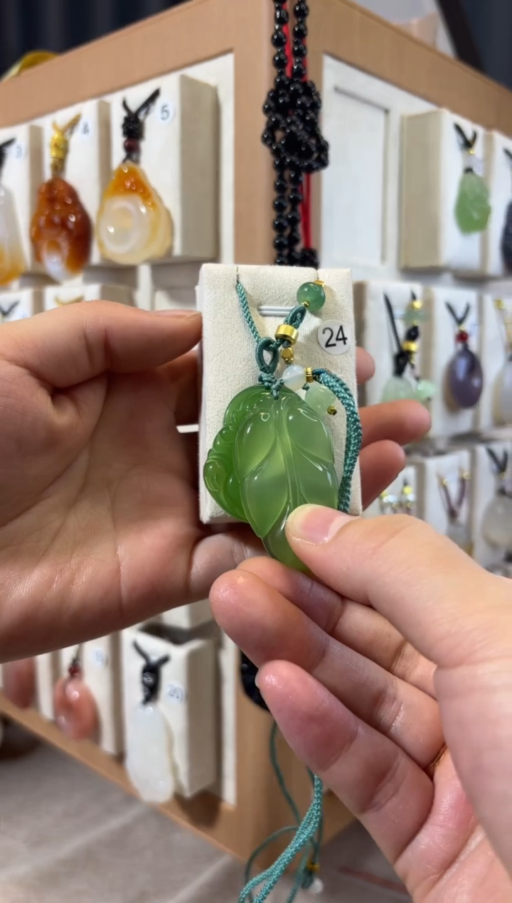 【闪购商品】玛瑙/玉髓吊坠(赠链)未镶嵌玉髓叶子