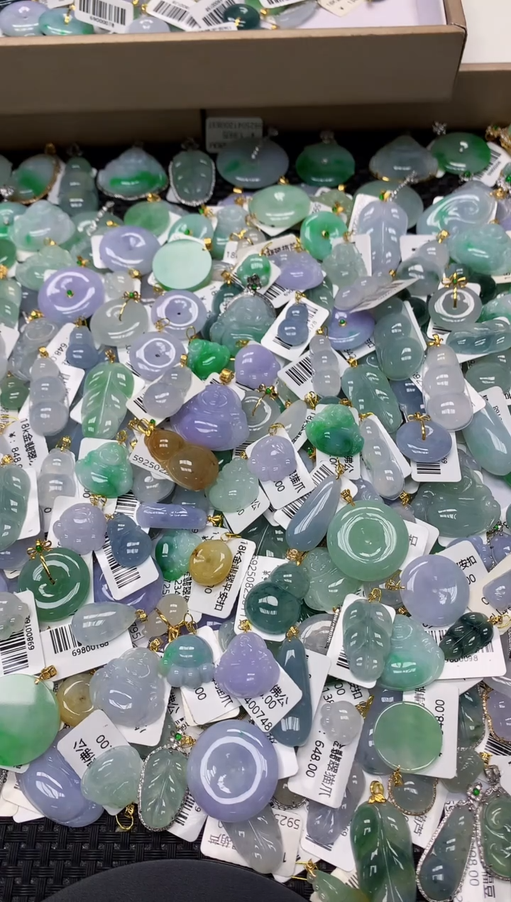 颈饰18K金镶嵌翡翠一物一证，9米证书费