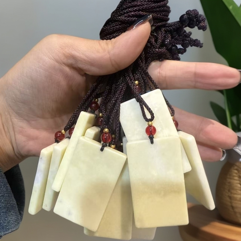 天然蛇纹石玉平安无事牌（多样性发其中之一）