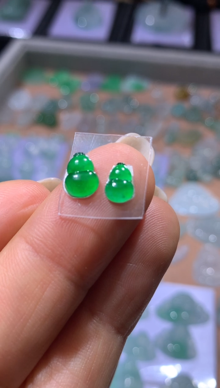 【闪购商品】翡翠颈饰未镶嵌绿葫芦