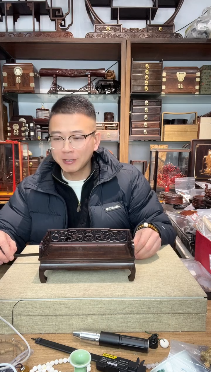 乌木类书架854 大红酸枝镂空雕花微型罗汉床摆件  瑕疵