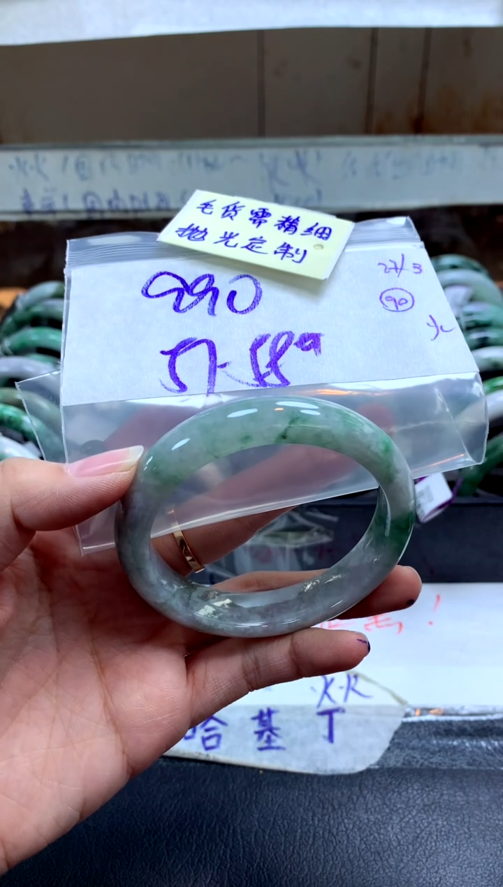 定制翡翠未镶嵌手镯毛货需精细抛光+多人