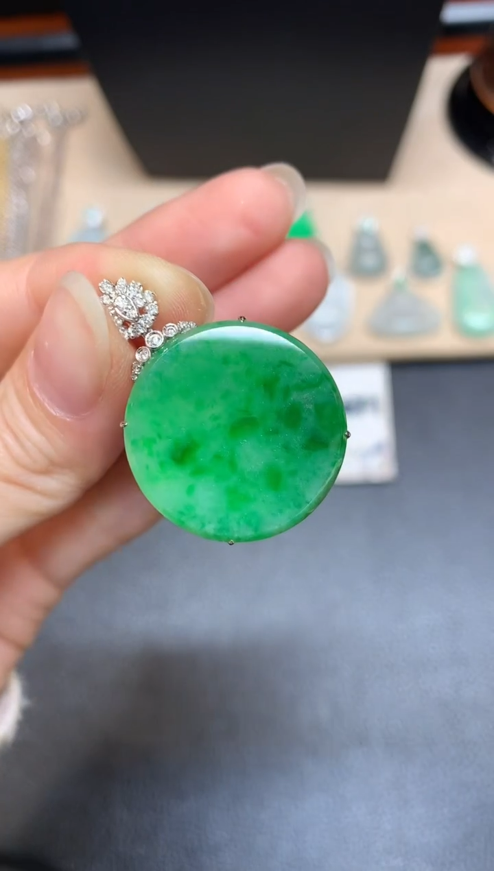 【闪购商品】翡翠颈饰18K金镶嵌圆牌【无服务费