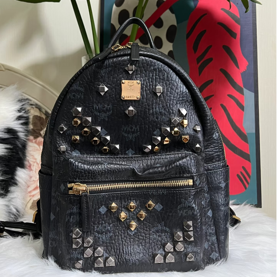 95新 MCM 26黑色铆钉小号双肩包/WJ12410037/0037