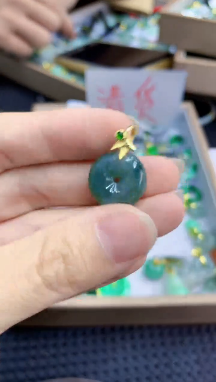 翡翠未镶嵌颈饰        1