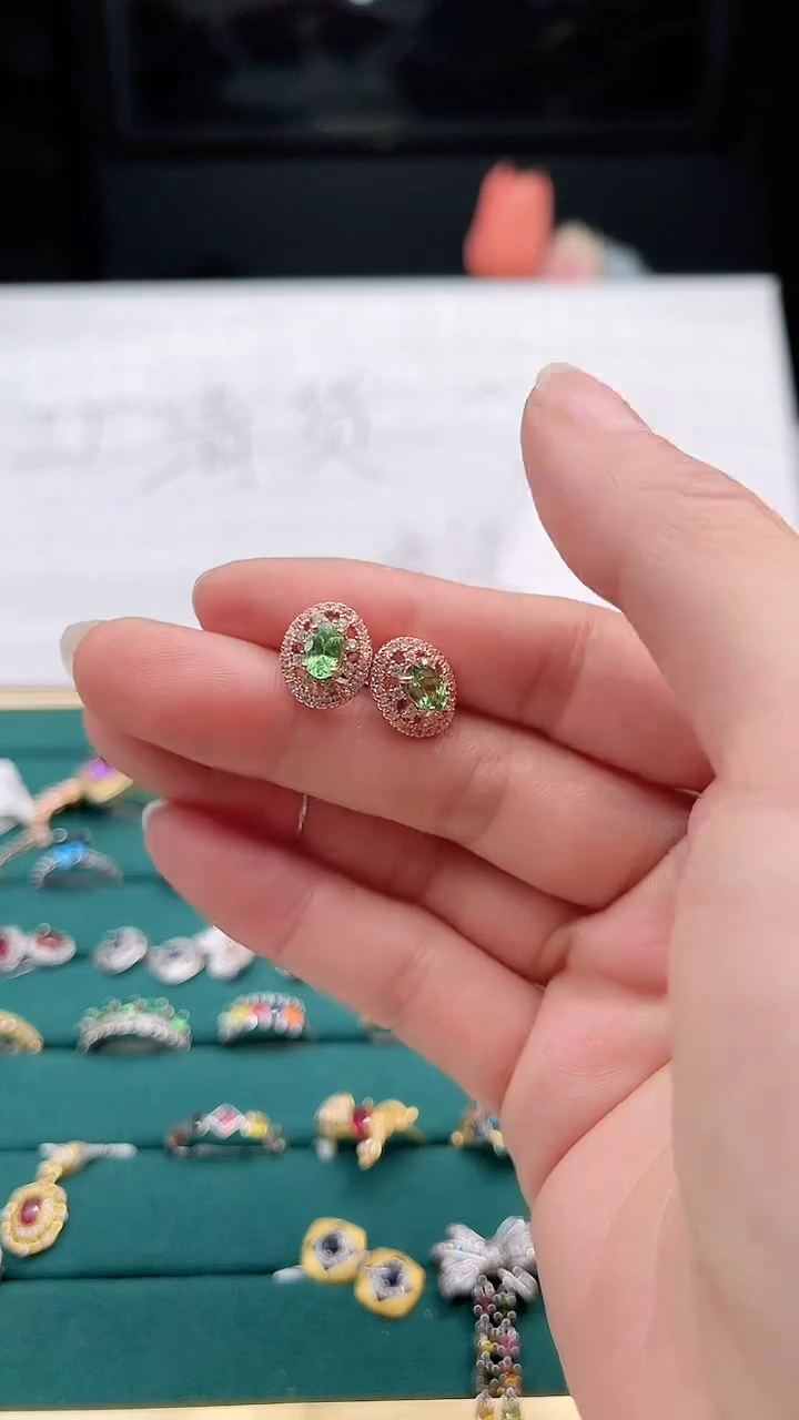 【闪购商品】橄榄石耳饰银S925镶嵌成品