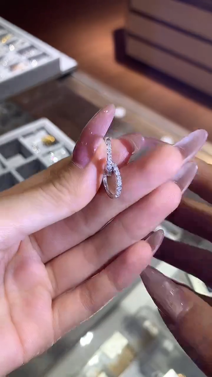 【闪购商品】钻石耳饰18K金镶嵌钻石耳饰