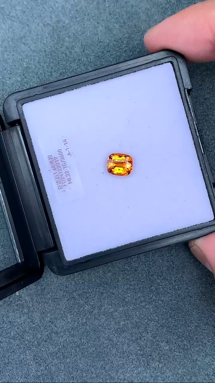 未镶嵌裸石石榴石1.68克拉