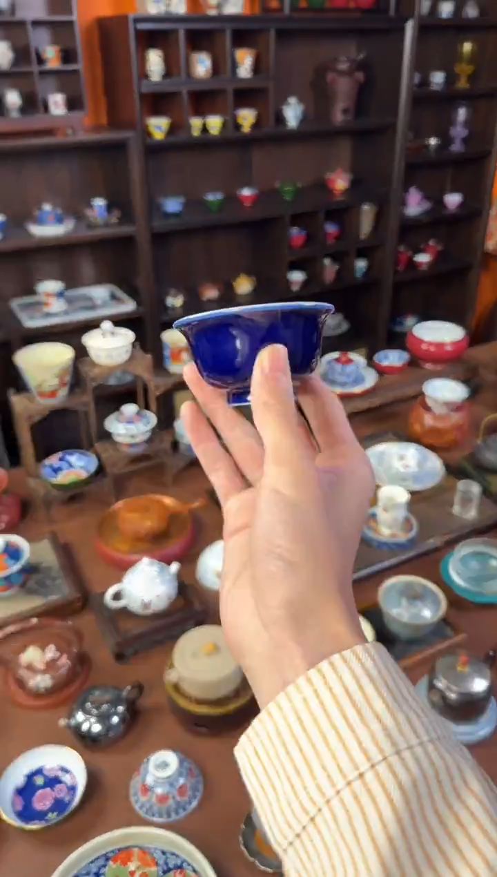 景德镇霁蓝釉青花内绘压手杯