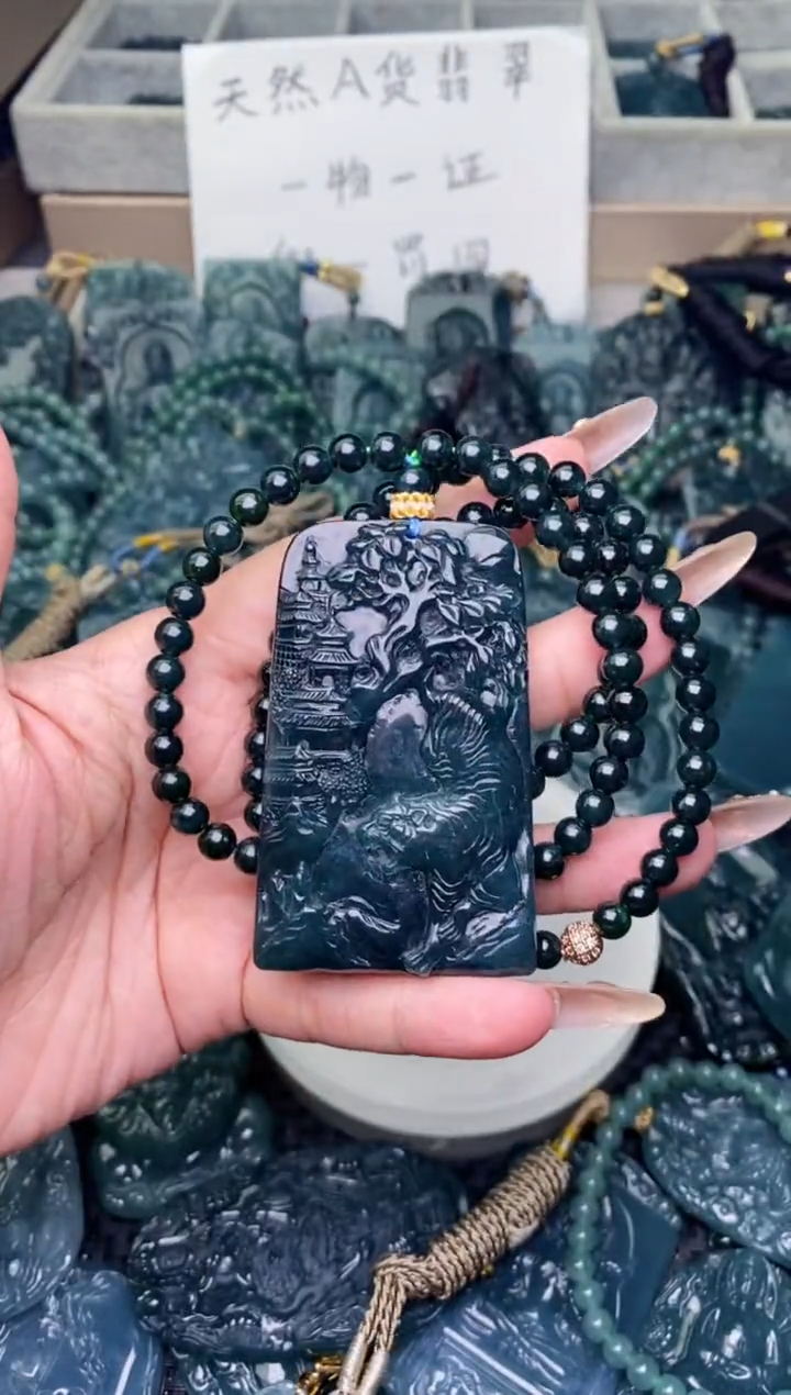 翡翠未镶嵌颈饰          