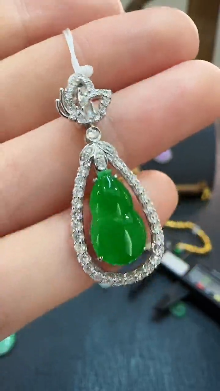 翡翠18K金镶嵌吊坠(不含链)缅甸A货翡翠冰阳绿葫芦挂件