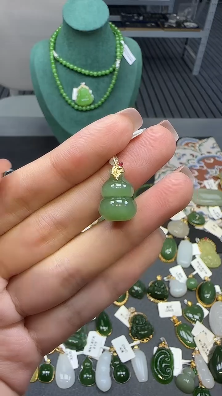 18K金镶嵌和田玉挂件1