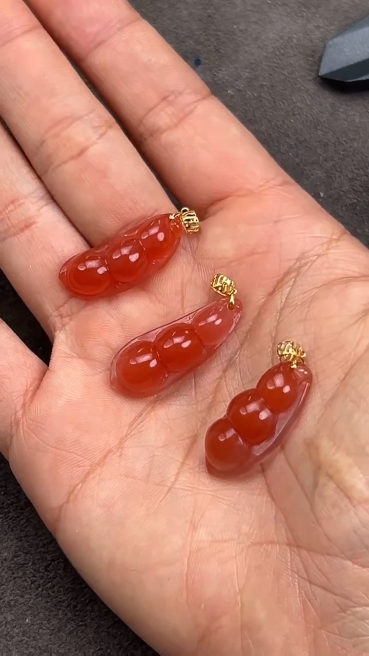 【闪购商品】南红玛瑙吊坠18K金镶嵌原矿无优化锦红豆子多样性发1