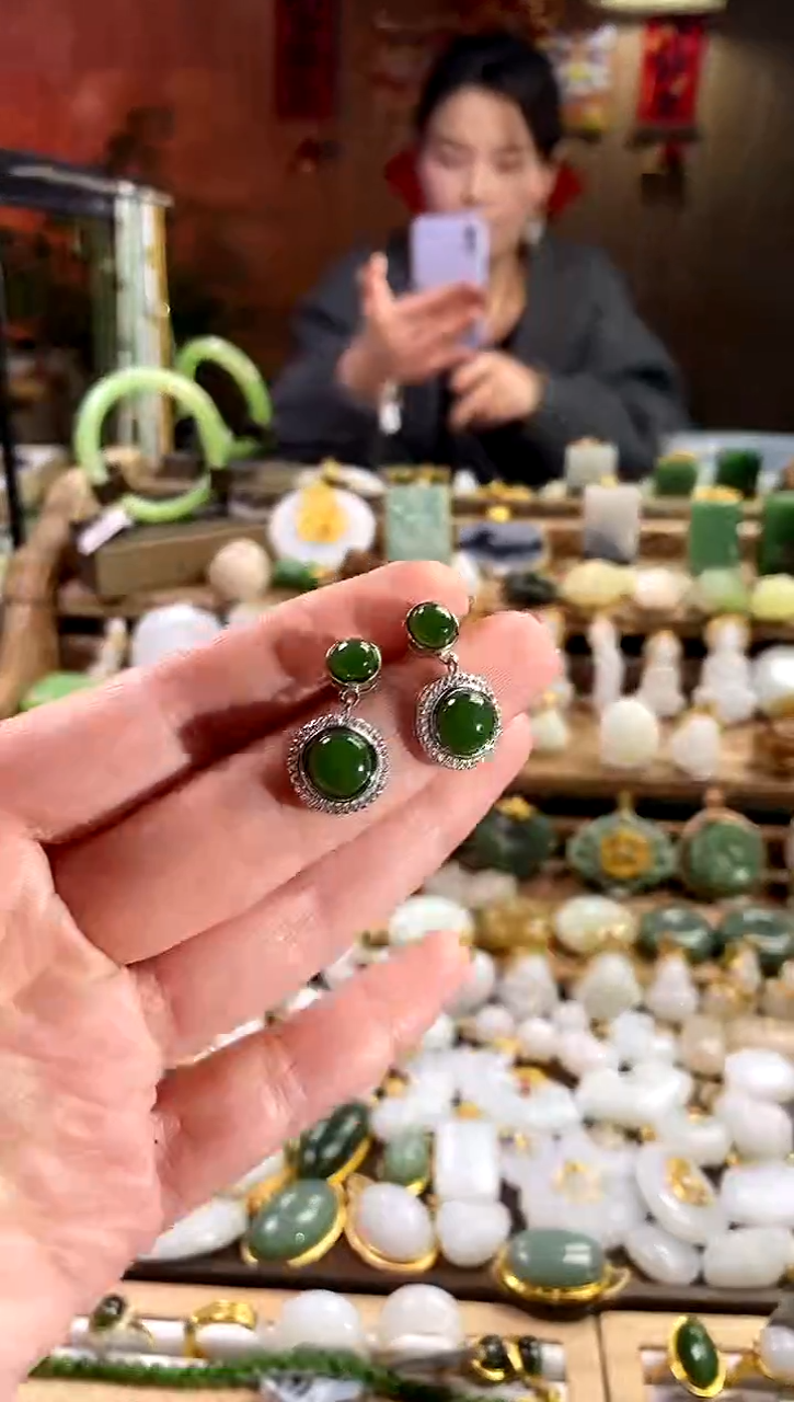 【闪购商品】和田玉耳饰银S925镶嵌。