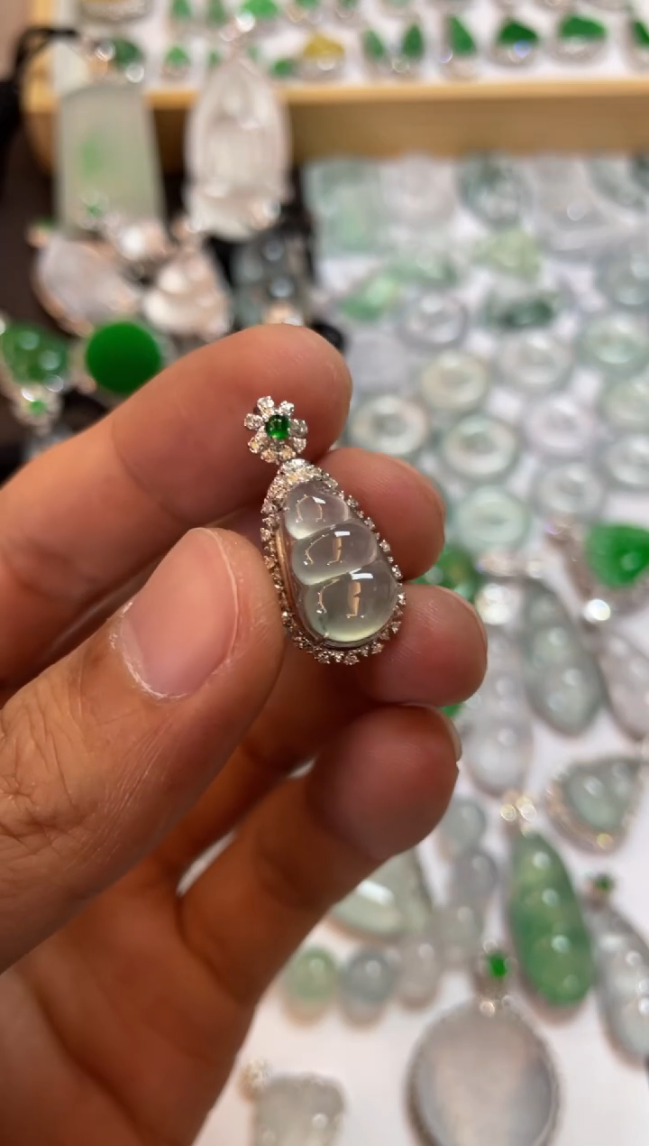 【闪购商品】翡翠吊坠(不含链)18K金镶嵌豆子