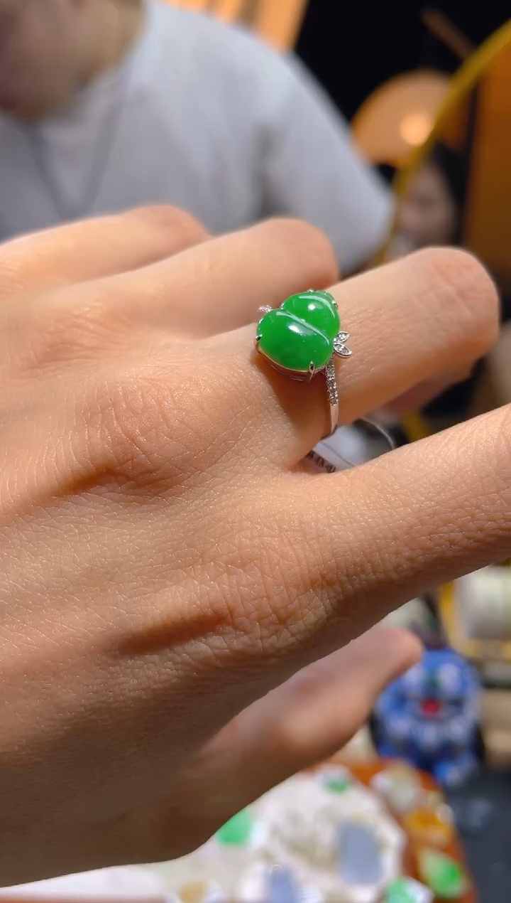 翡翠18K金镶嵌颈饰葫芦戒指