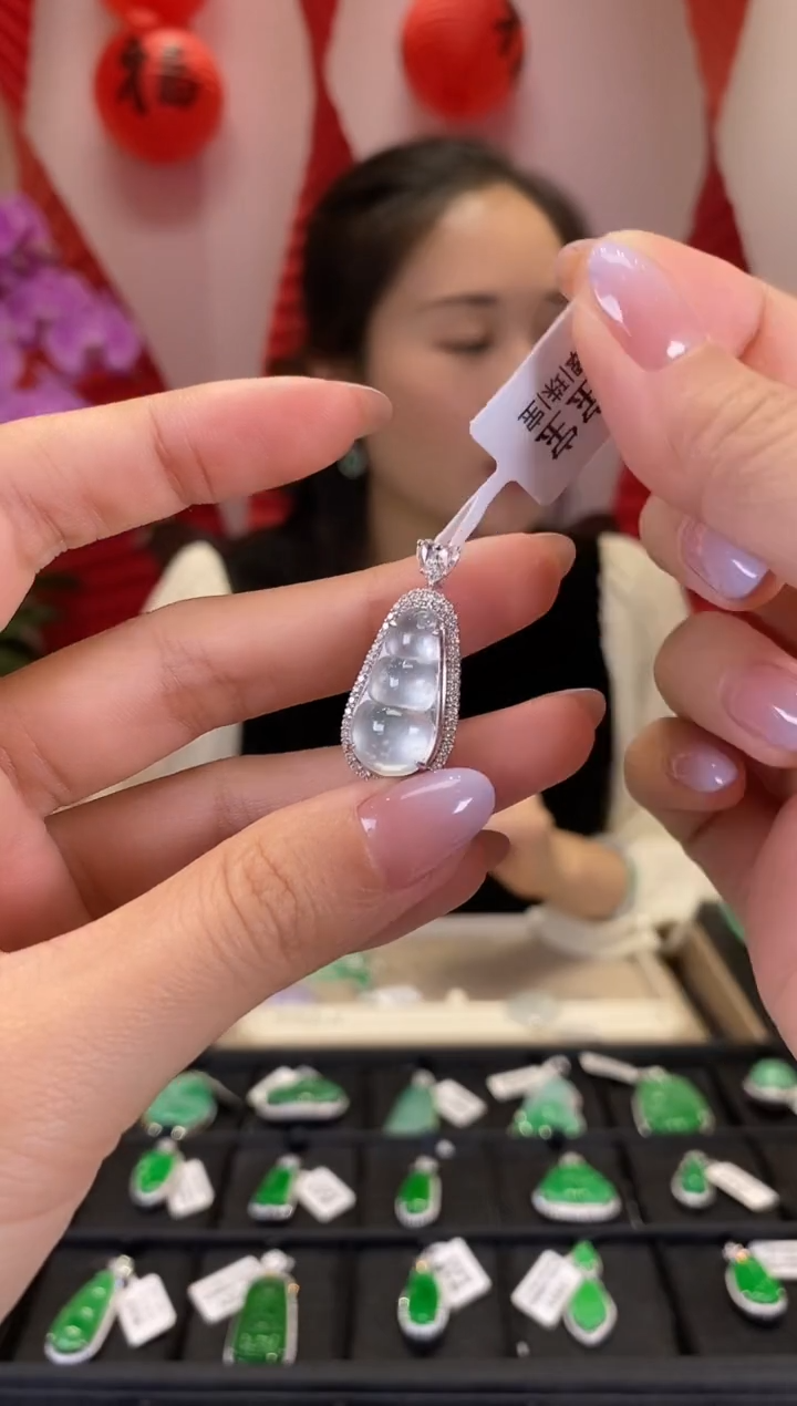 【闪购商品】翡翠颈饰18K金镶嵌D0776 福豆 含运营费