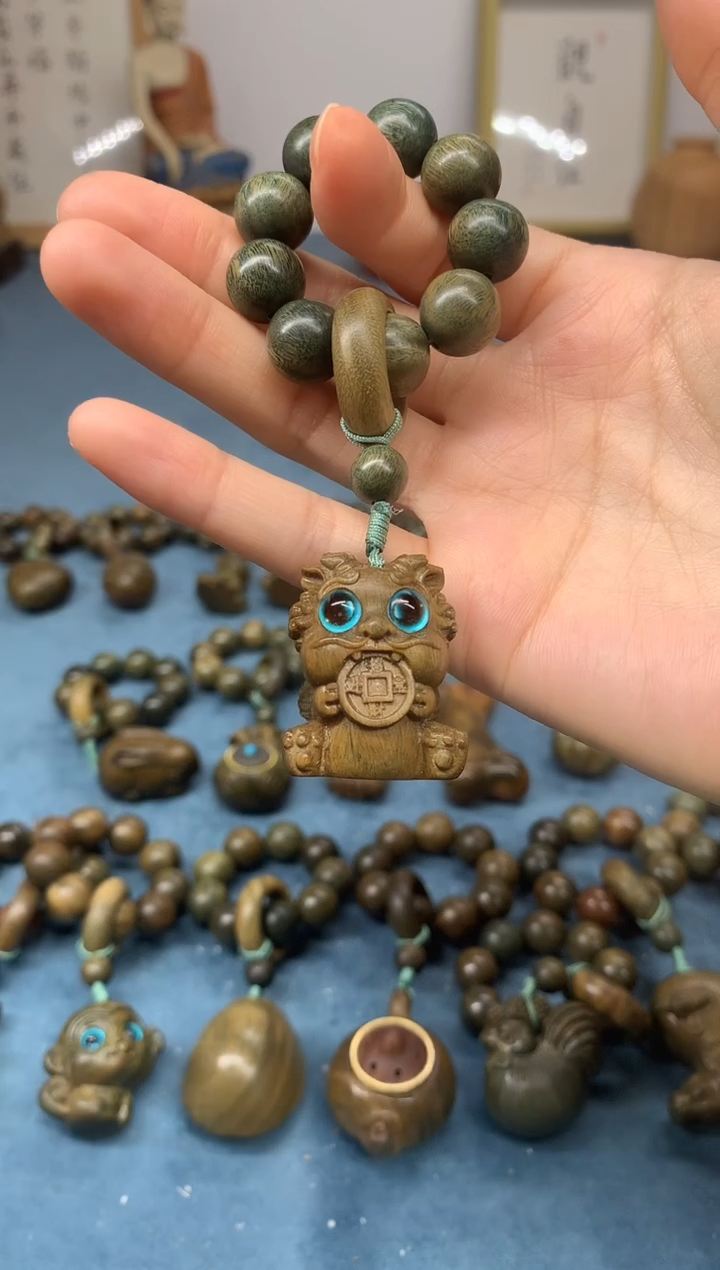 【闪购商品】维腊木（绿檀）把件吞金兽 盘玩件