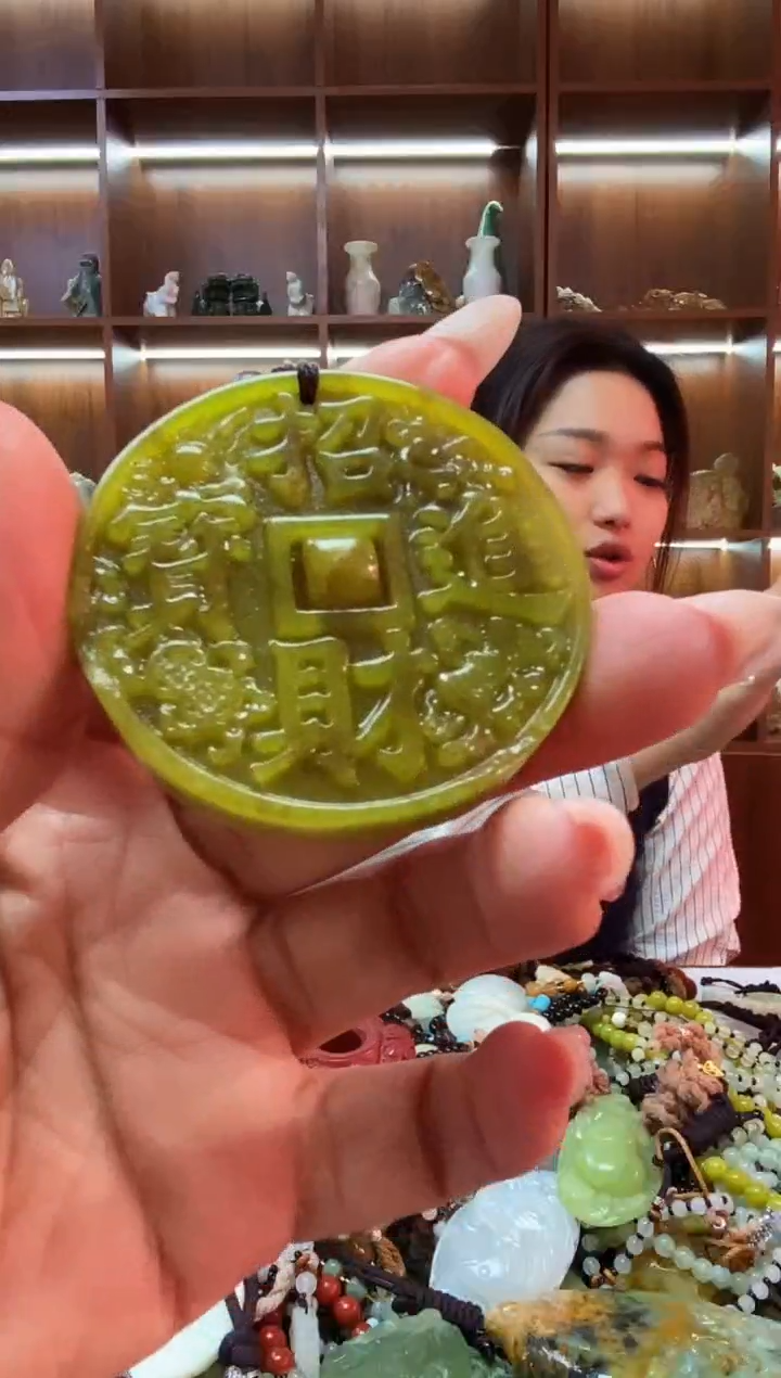 未镶嵌蛇纹石玉吊坠    