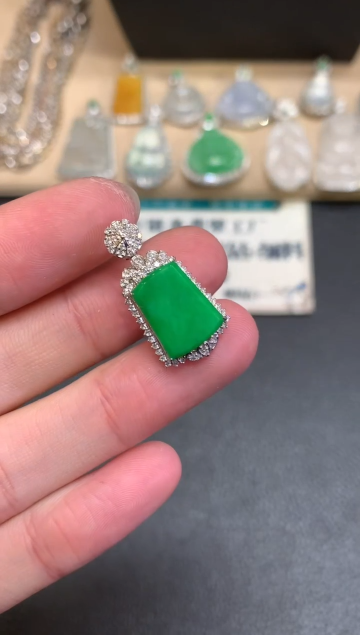 【闪购商品】翡翠颈饰18K金镶嵌无事牌【无服务费】