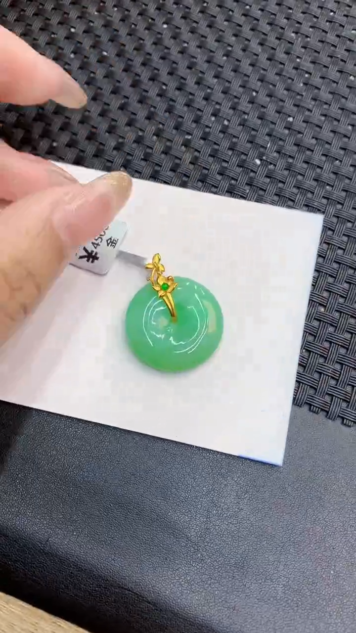 翡翠18K金镶嵌颈饰             8