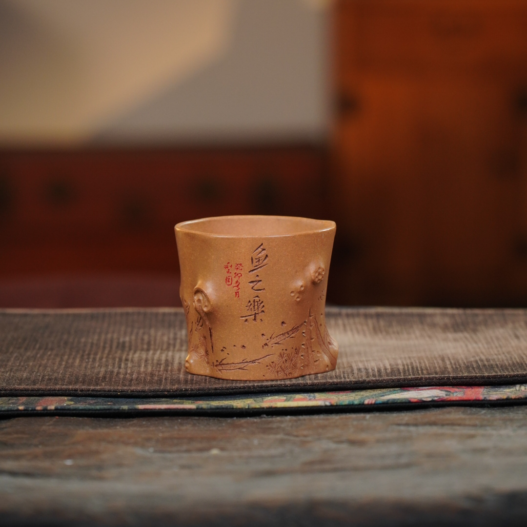 手工杯 | 宜兴紫砂 仿桩器刻绘鱼之乐紫砂杯