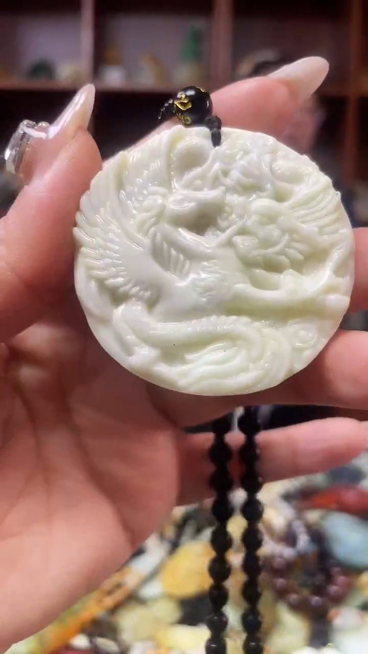 未镶嵌蛇纹石玉吊坠    