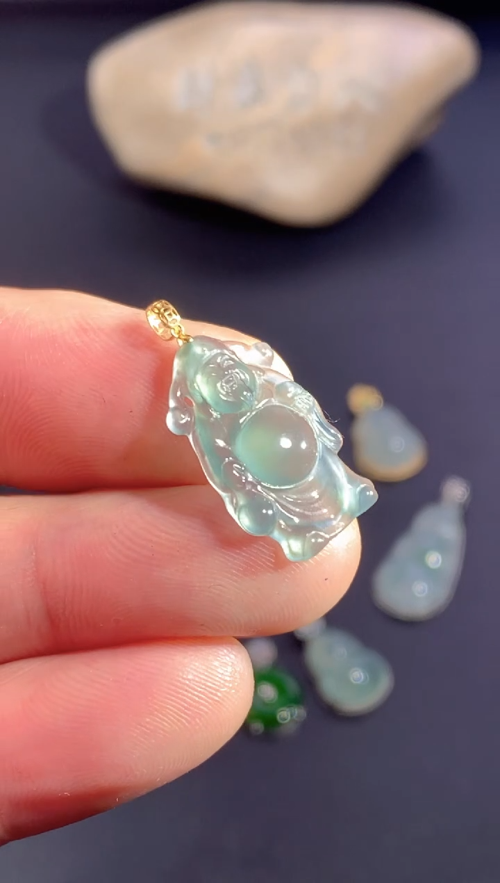 颈饰18K金镶嵌翡翠        