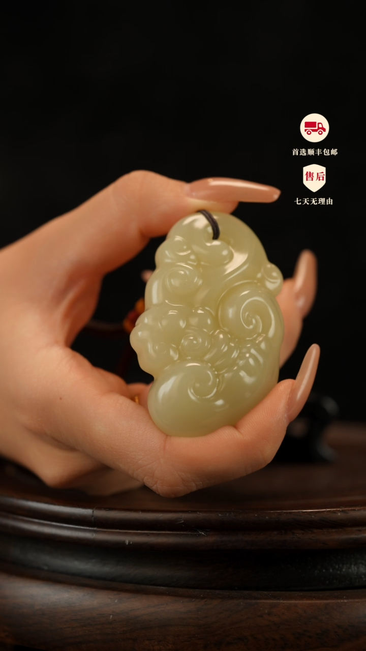 云南石竹叶青雕刻：长寿灵芝手把件挂件