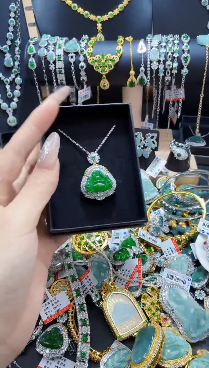 翡翠未镶嵌颈饰天然翡翠a货 多样性发其一