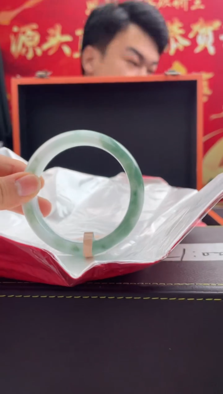 【闪购商品】翡翠手镯未镶嵌10翡翠手镯（微瑕）
