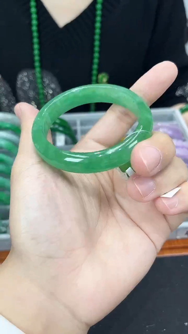 【闪购商品】砖雕s58 果阳绿手镯 圈口56.1