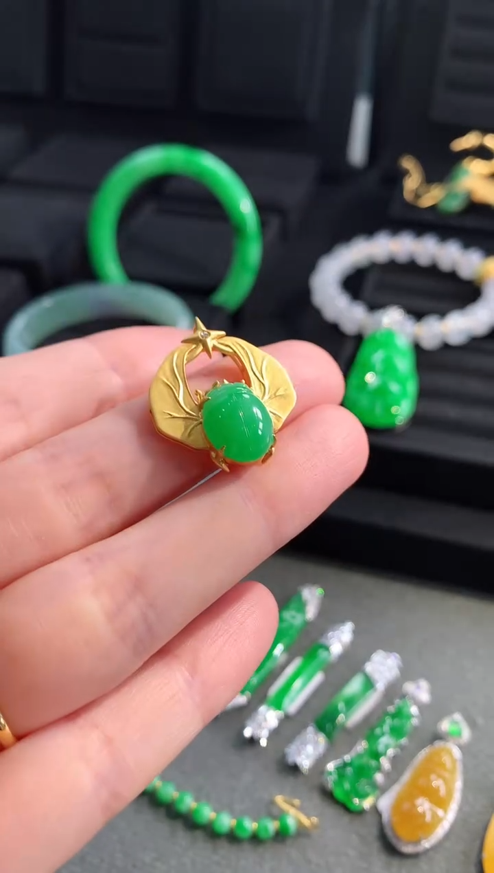 【闪购商品】翡翠颈饰18K金镶嵌吊坠