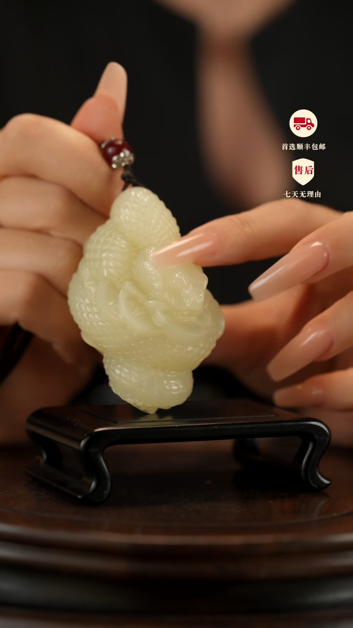 云南石竹叶青雕刻：腰缠万贯手把件