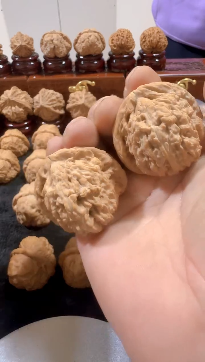 【闪购商品】文玩核桃把件无修白茬白狮子微瑕带黄尖