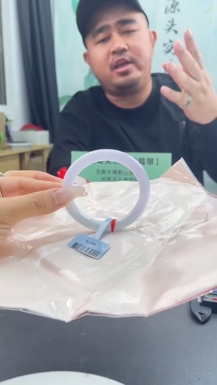 【闪购商品】翡翠手镯未镶嵌1翡翠手镯（微瑕）