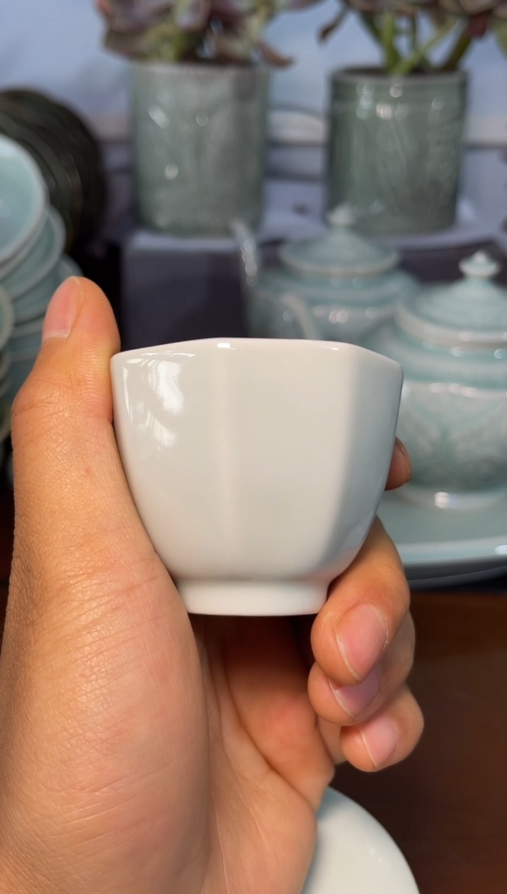瓷微瑕素面天青八方杯