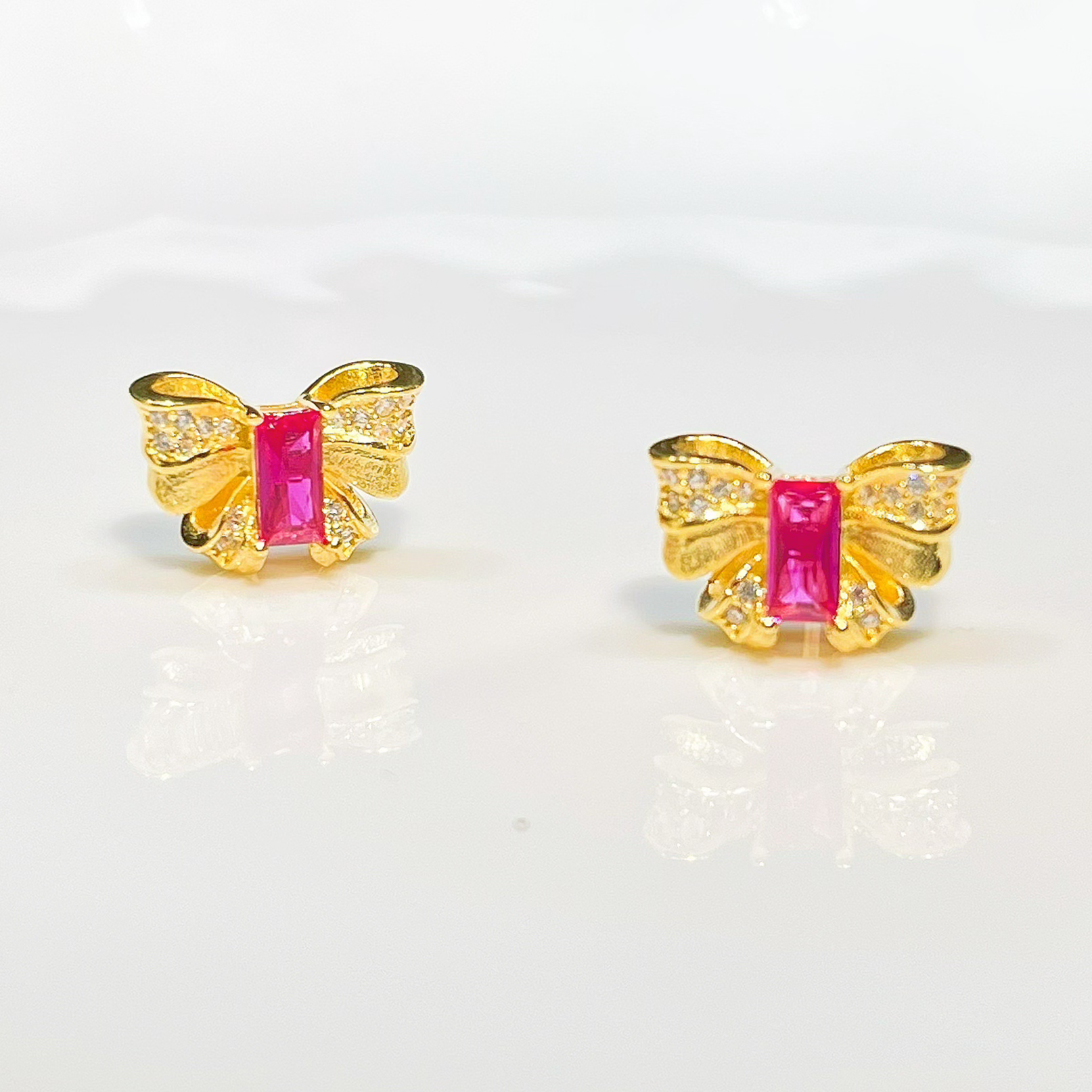【131】18k蝴蝶结设计款红宝石耳钉一对