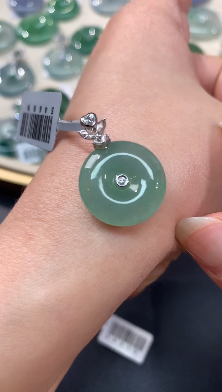 【闪购商品】翡翠吊坠(不含链)18K金镶嵌A49|3800