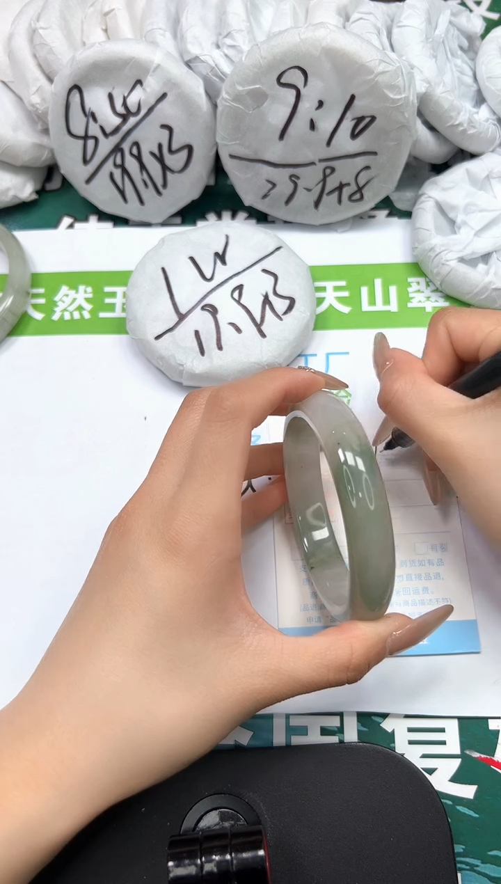 【闪购商品】石英质玉手镯未镶嵌k196-60