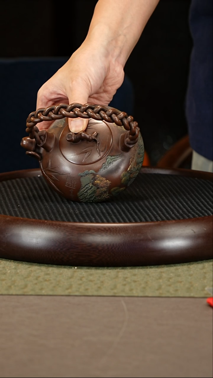 茶壶紫砂52 朱持平-60年代,甲级紫泥-半月竹编藤提梁  320cc