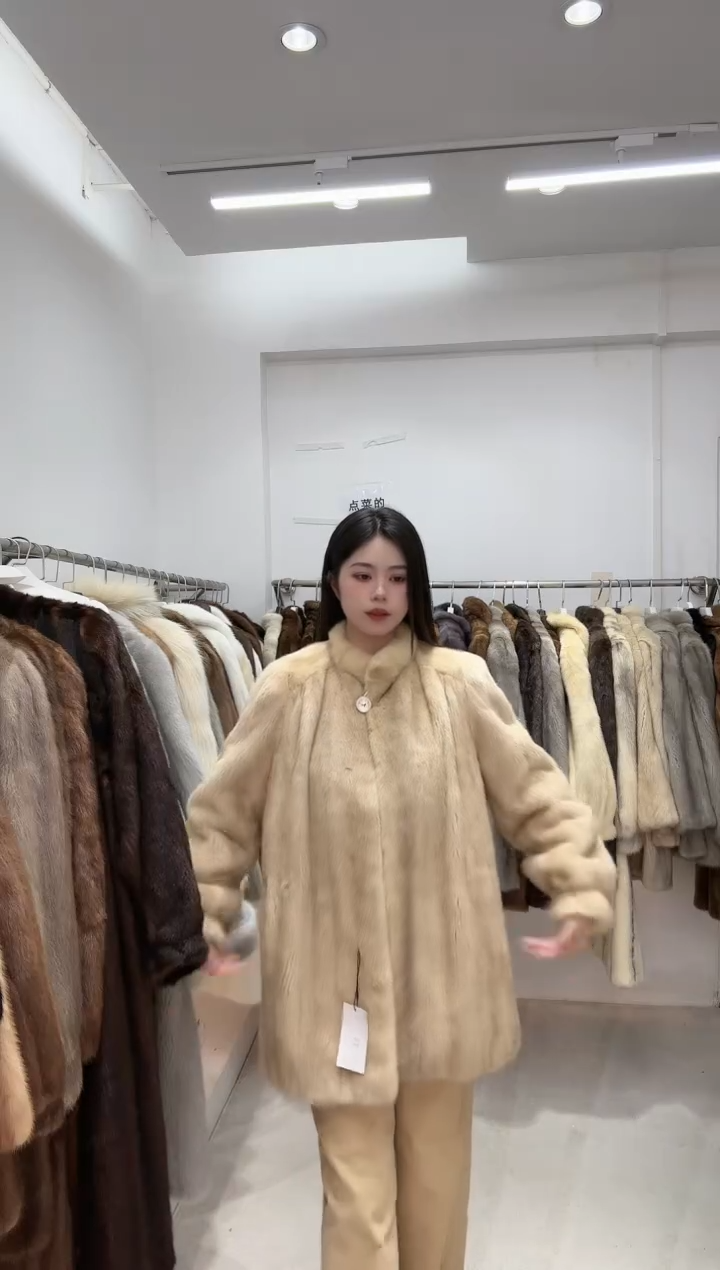 反季买皮草别墅靠大海